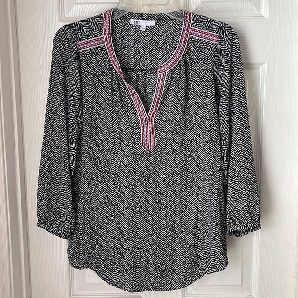 DR2 Daniel Rainn boho peasant top with embroidery on neckline geometric print